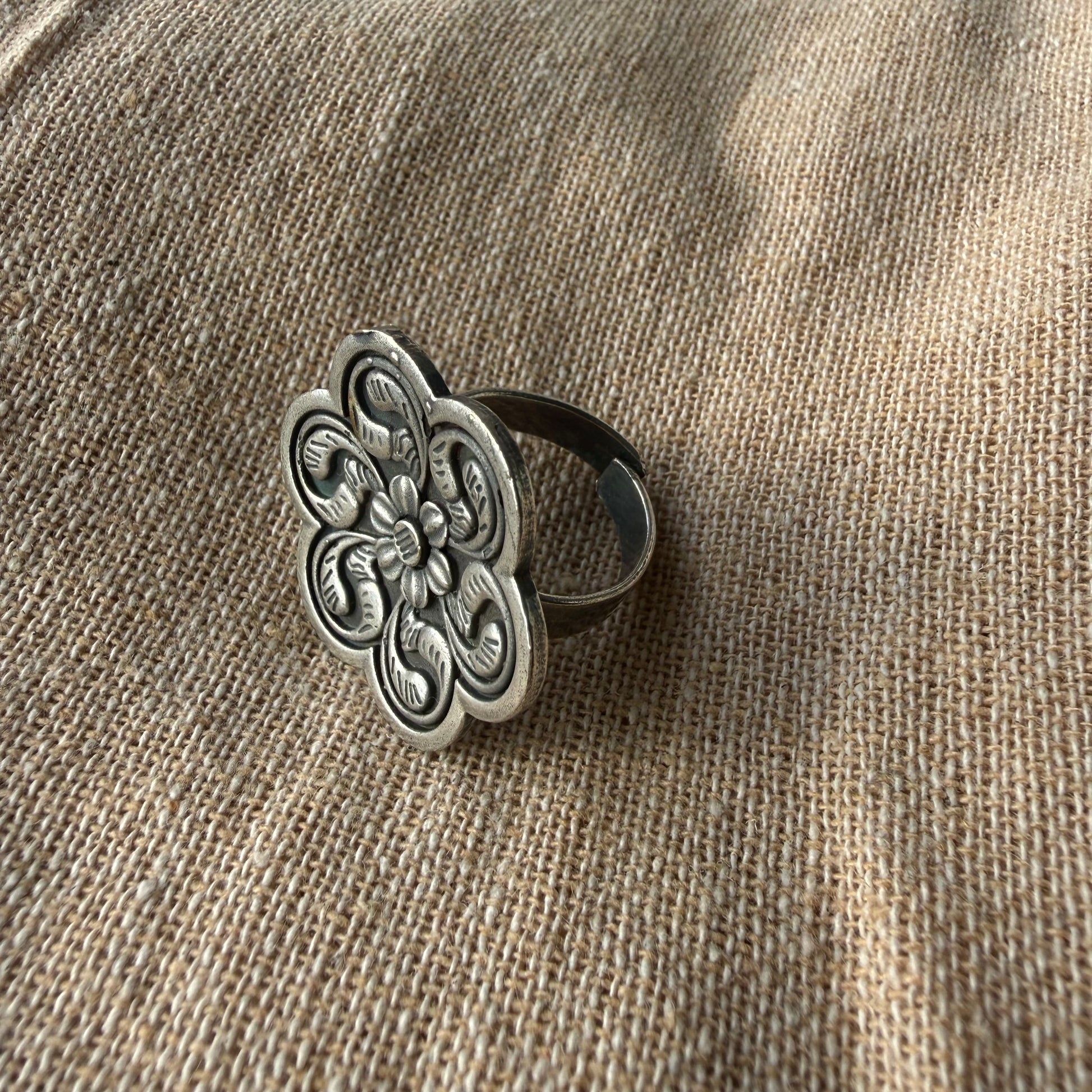 Oxidised Ring Flower Round