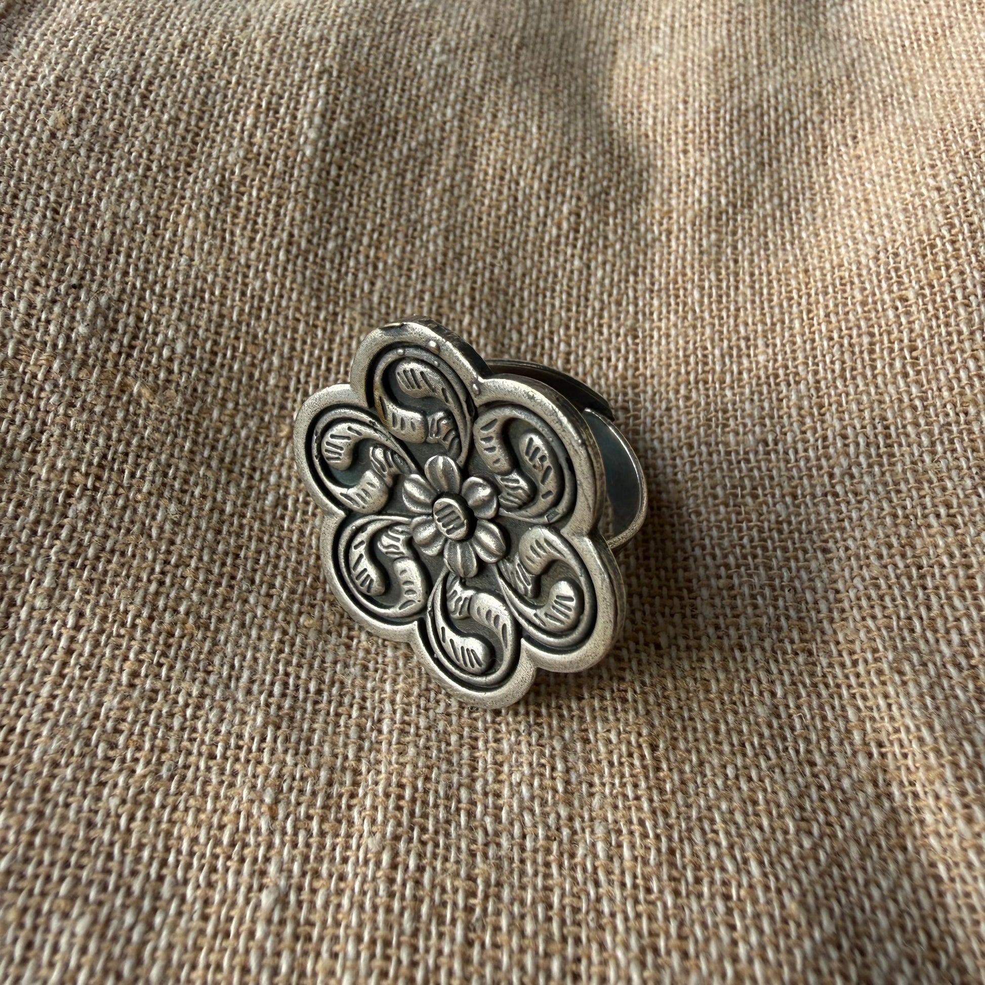 Oxidised Ring Flower Round